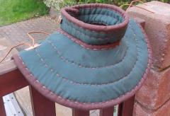 Nákrčník základní s vázáním  pro uchycení zbroje.